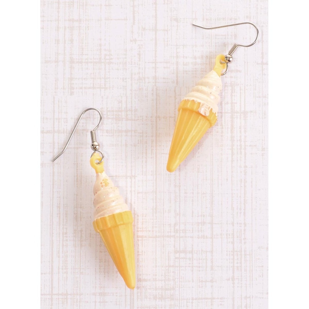 NEW Coney Island Kitsch Earrings in Vanilla